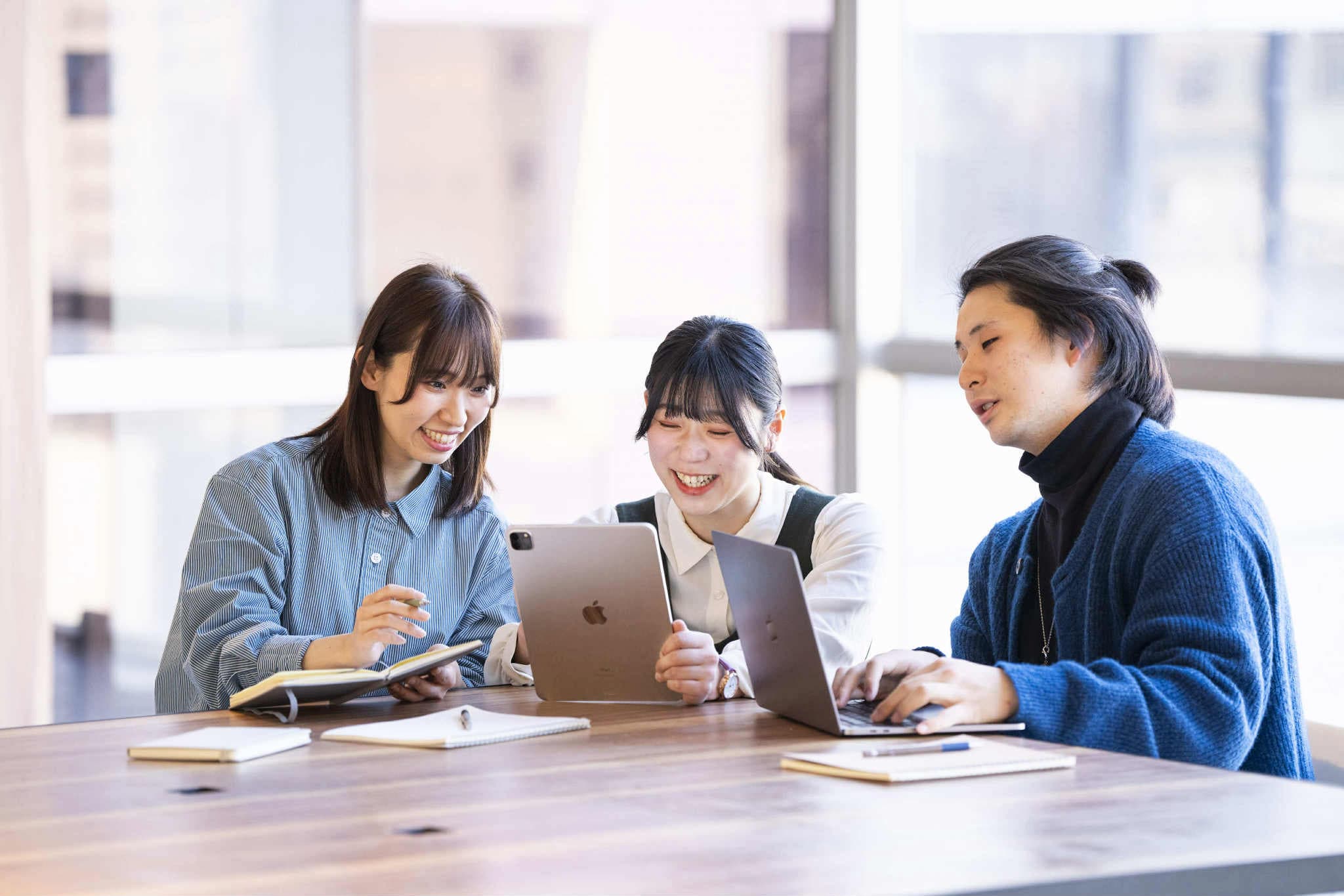 Female staff learning with students using tablets: MOFF Education and School Project Introduction section