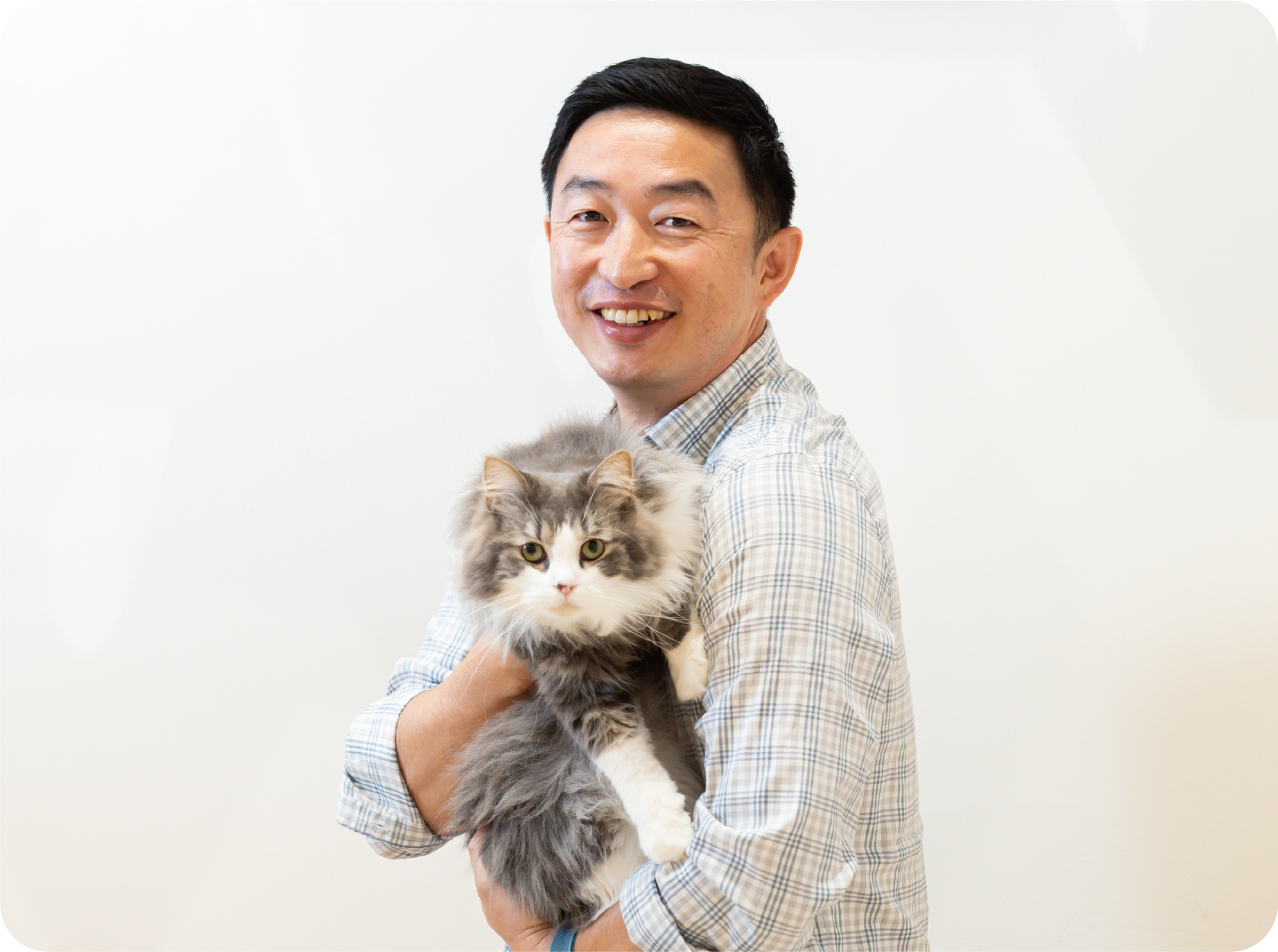 MOFF代表 矢口宗平が猫を抱いて微笑む写真：社長メッセージ