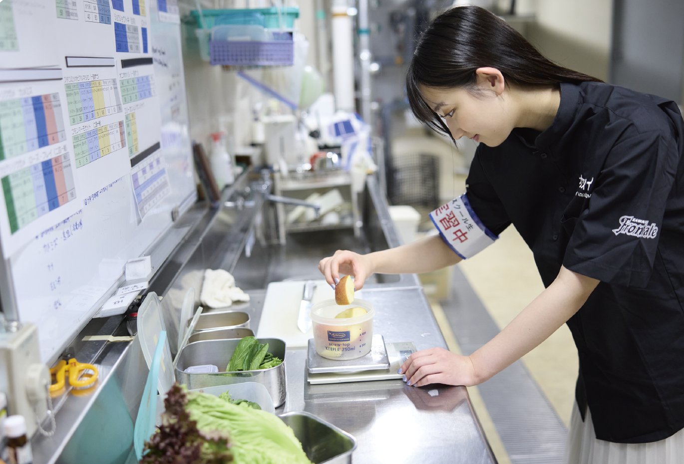 川崎水族館「カワスイスクール」で生徒が展示準備を行う様子：MOFFのスクール事業紹介画像