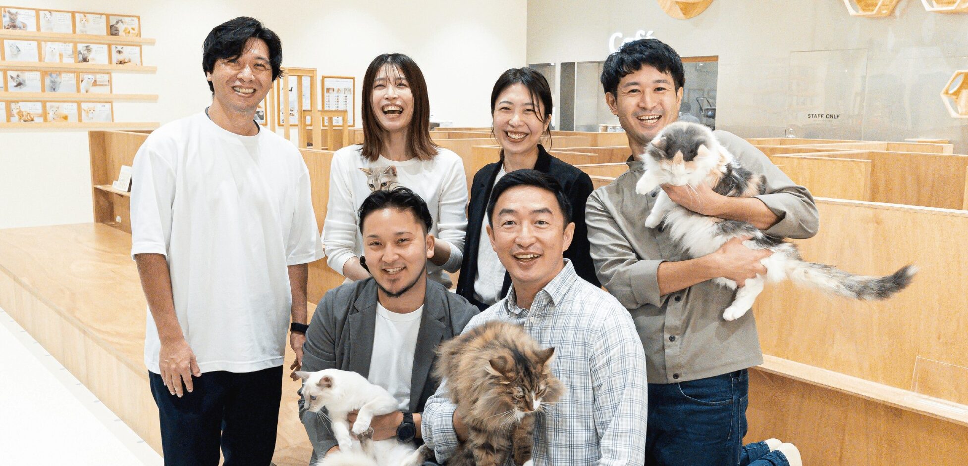 MOFFのスタッフが猫を抱いて笑顔で写る採用メッセージページの写真