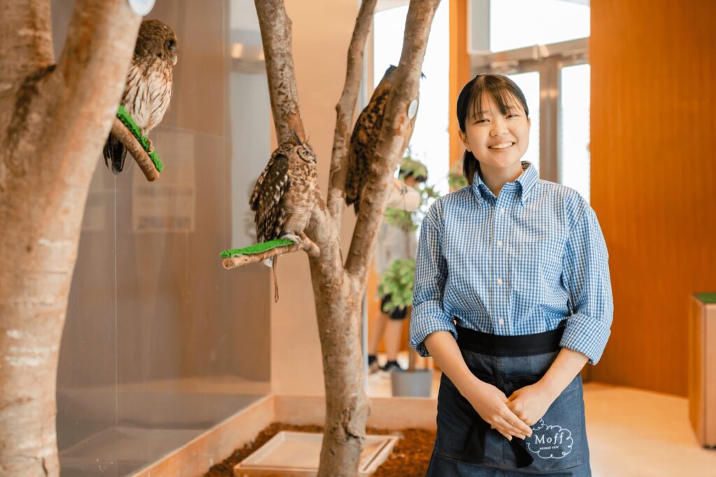 MOFFの働き方：先輩社員の声モフアニマルカフェで働く様子