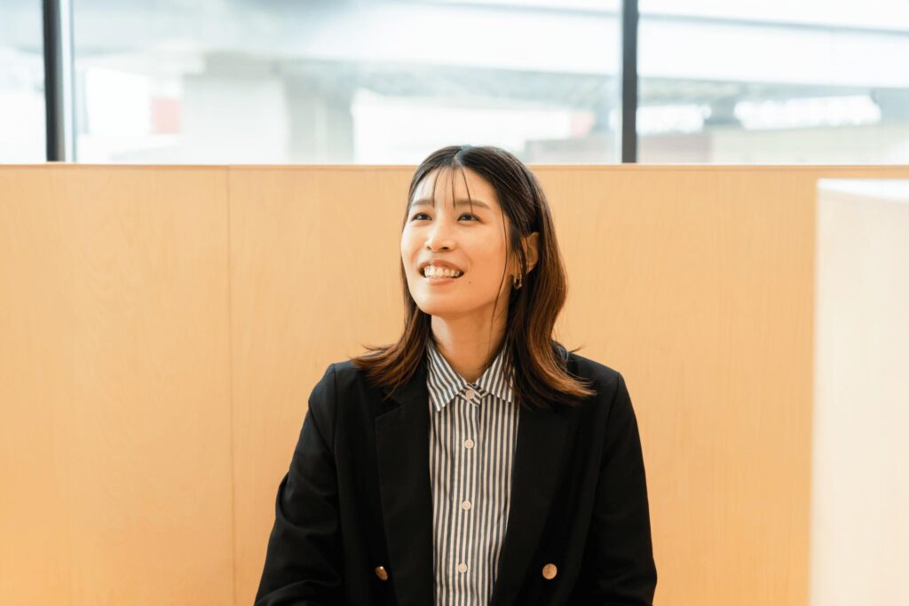 MOFFの働き方：先輩社員の声キャットカフェモフでの様子